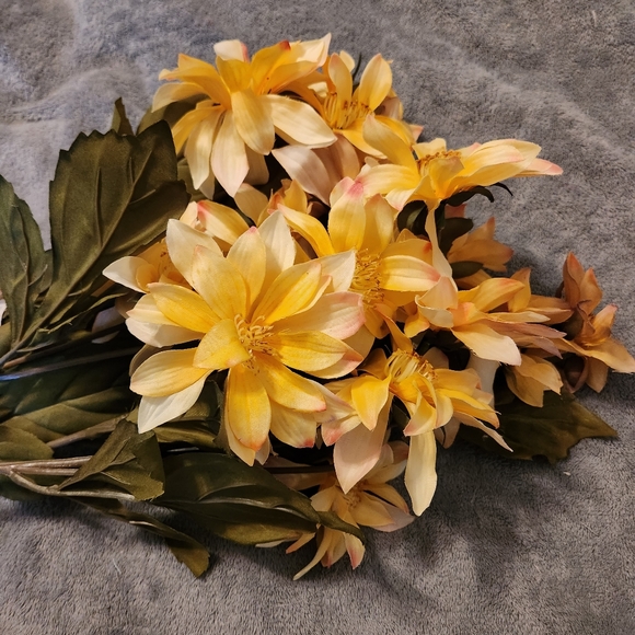 6 stems of yellow multi hellebore artificial flowers - Picture 3 of 3
